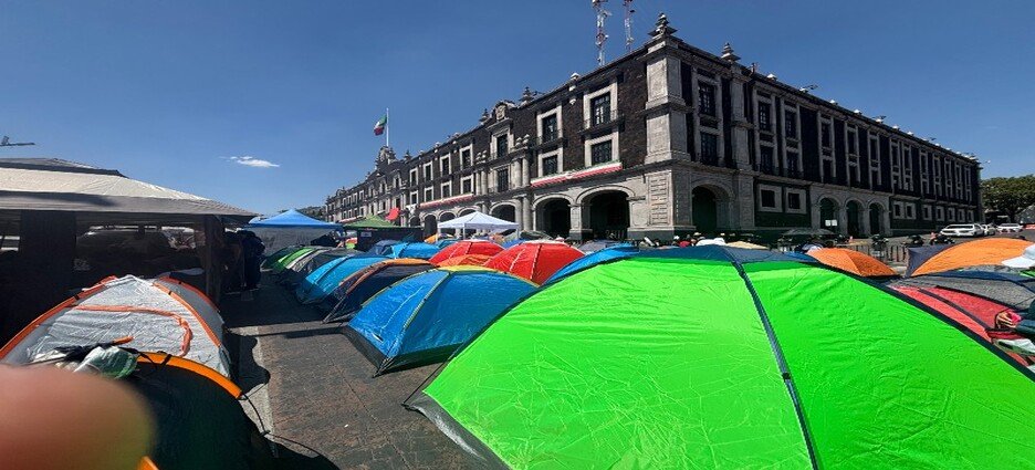 Maestros instalan plantón en toluca