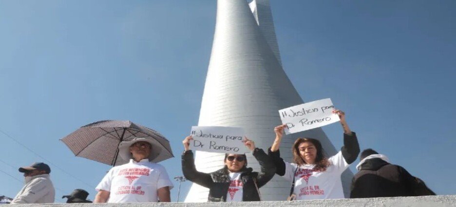 Médicos exigen justicia por Jesús 'N', cirujano acusado por homicidio en Toluca