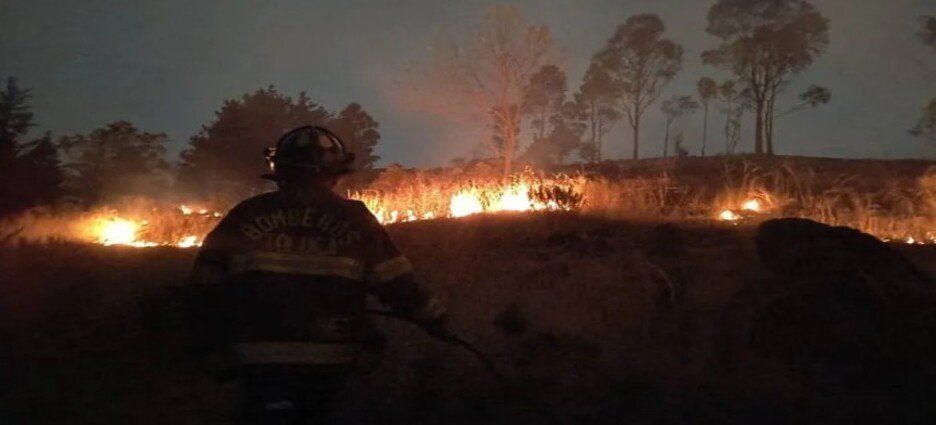 Incendio en pastizal de Toluca moviliza a cuerpos de emergencia