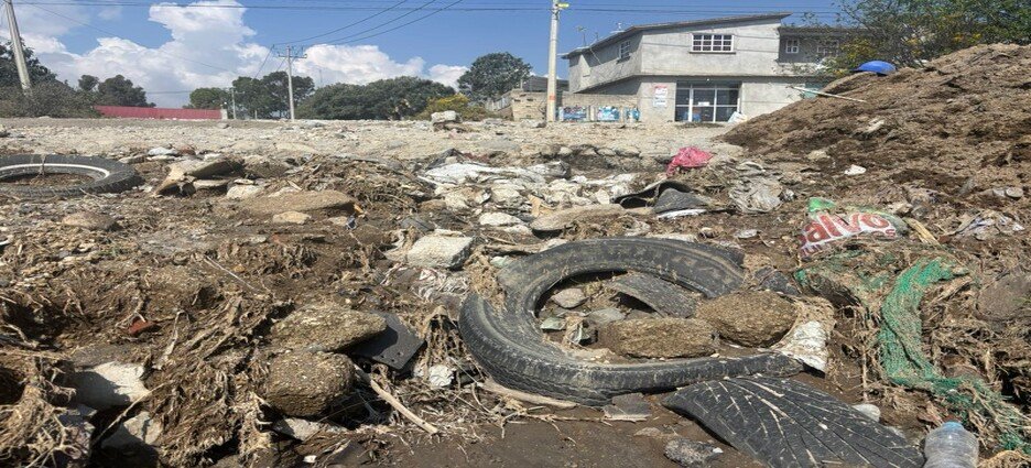 Denuncian falta de prevención tras desbordamiento de canales en Calimaya