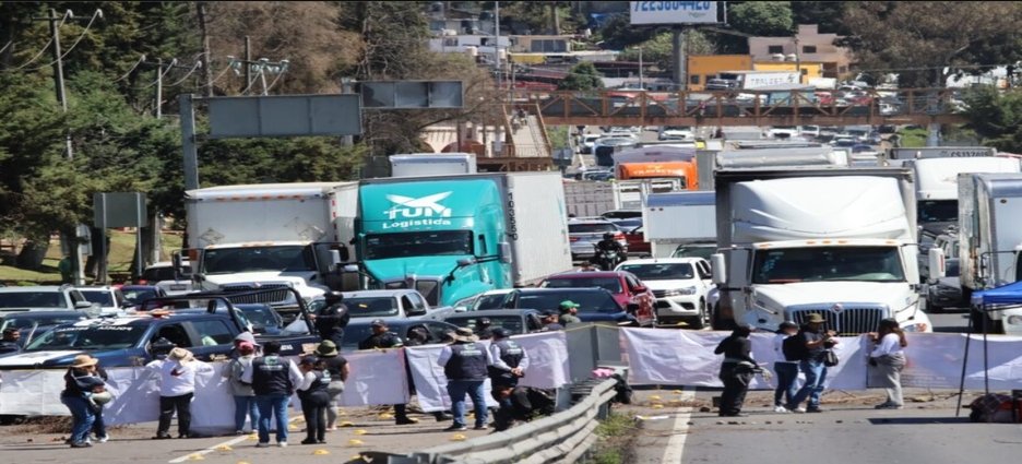 Colectivos bloquean la México-Toluca por casi 12 horas; exigen respuestas por desaparecidos